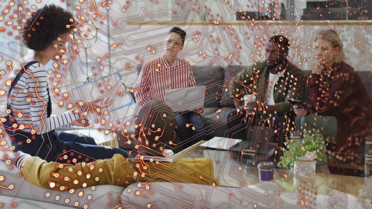 사무실에서 다양한 사업가들을 위한 컴퓨터 회로판의 애니메이션