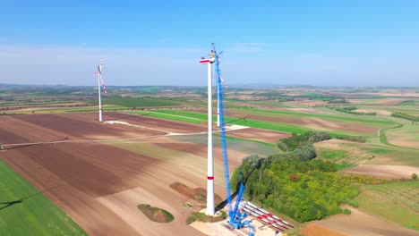 Piezas-De-Molinos-De-Viento-En-El-Suelo-Durante-La-Construcción-De-Turbinas-Eólicas---Toma-Aérea-De-Drones