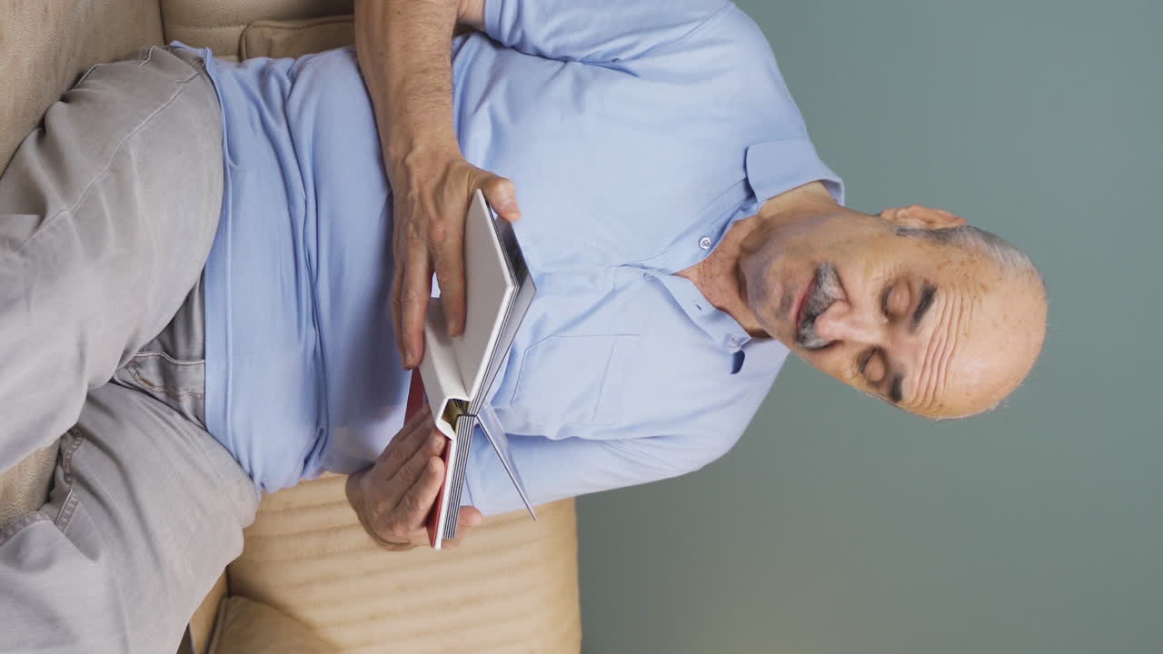 가족 앨범을 보는  ⁇ 은이의 수직 비디오는 행복합니다.