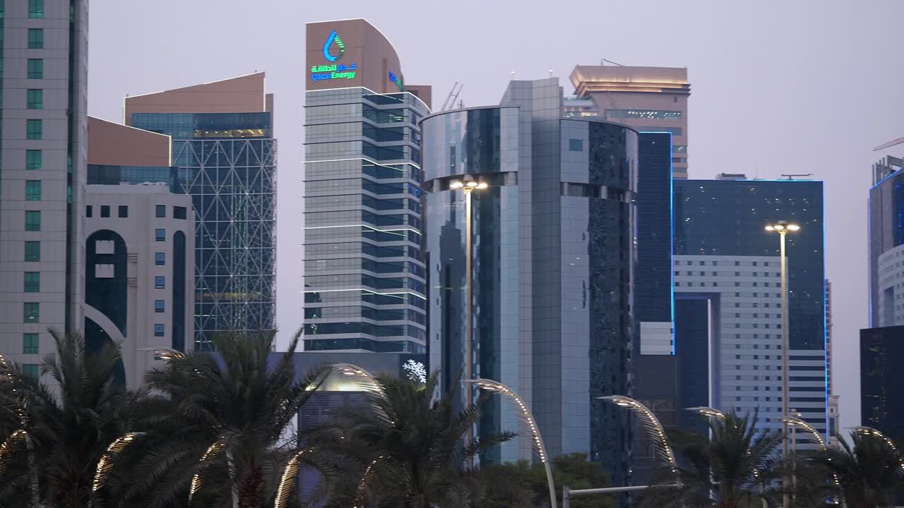 rascacielos modernos en una ciudad del medio oriente