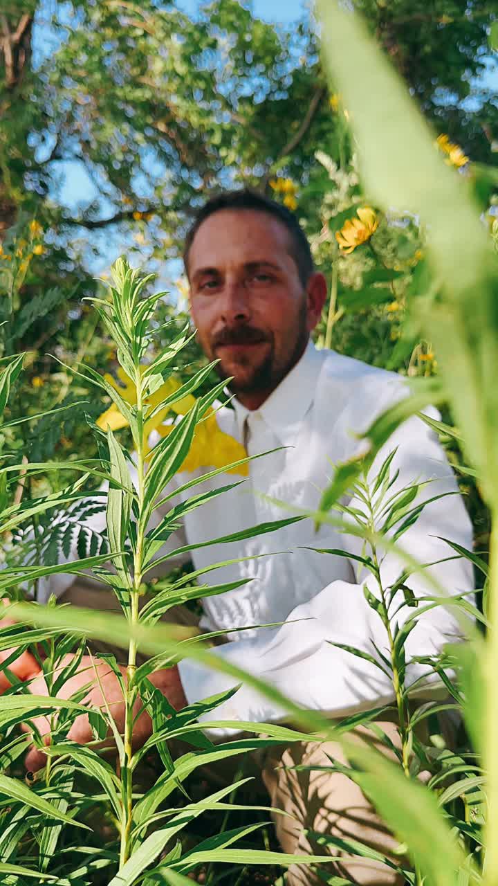 hombre sentado en un campo de flores