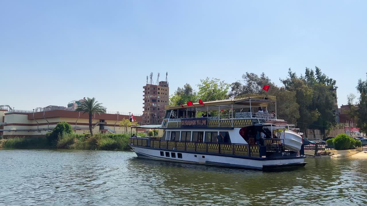 ferry en el río nilo cerca de el cairo en egipto durante el día con fauna y vegetación en el norte de áfrica