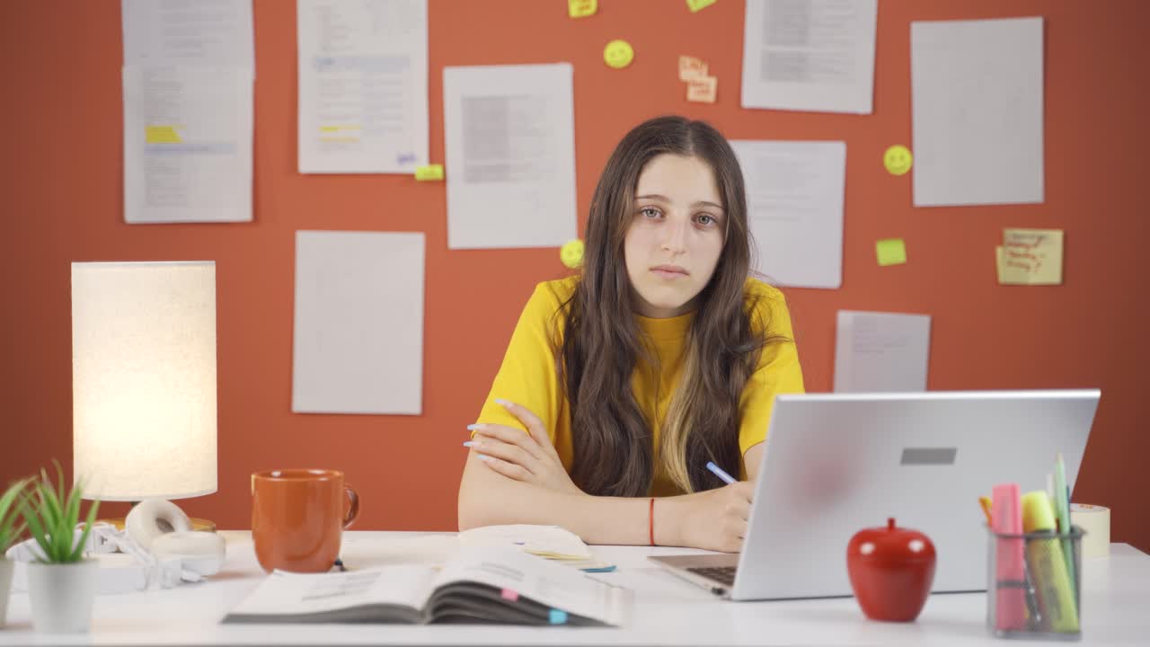 niña en casa mirando a la cámara con una expresión tranquila.