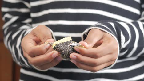 quitando el paquete de un chocolate