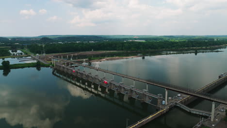 Big-Dam-Bridge-With-Mirror-Reflections-Over-Arkansas-River-Near-Cook's-Landing-Park-In-North-Little-Rock,-Arkansas,-USA