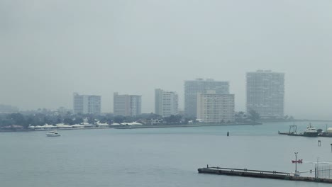 Wolken-Und-Regen-Verbergen-Gebäude-In-Der-Ferne