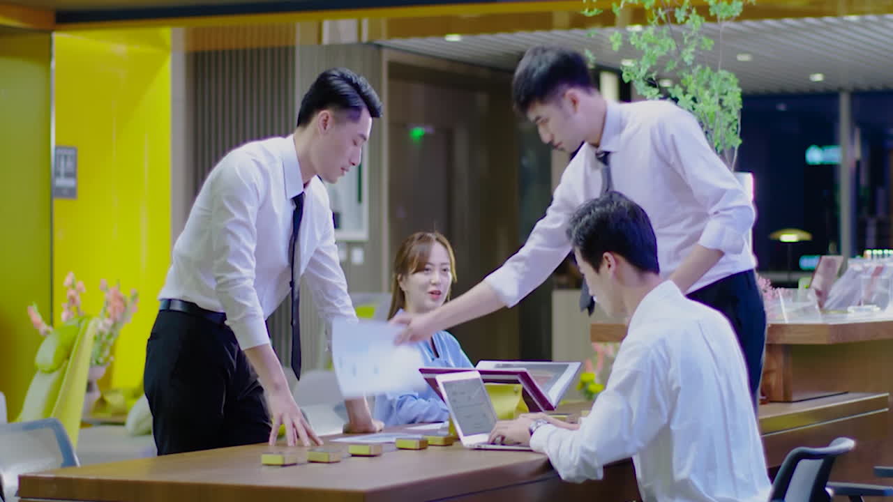 젊은 아시아 창의적 비즈니스 스타트업 팀 회의