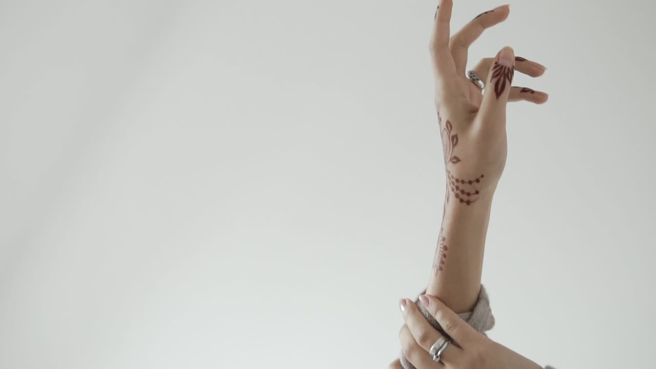 diseño de henna en la mano