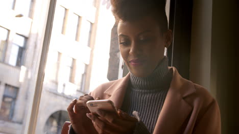 Woman-Connecting-With-Social-Media-In-Restaurant