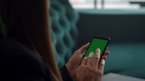 Manos-Femeninas-Usando-Teléfono-Móvil-Con-Pantalla-Verde.-Manos-Femeninas-Usando-El-Teléfono