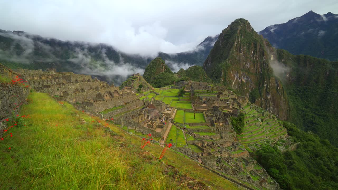 Peru'nun Machu Picchu Dünya Mirası alanı kutsal İnka Tapınağı'nın erken sabah manzarası, bulut ve sis tabakasıyla kaplı Huayna Picchu Dağı, İnka Yolu Parkuru, Aguas Calientes ve Peru And Dağları'nın sağa doğru uzanan görünümü
