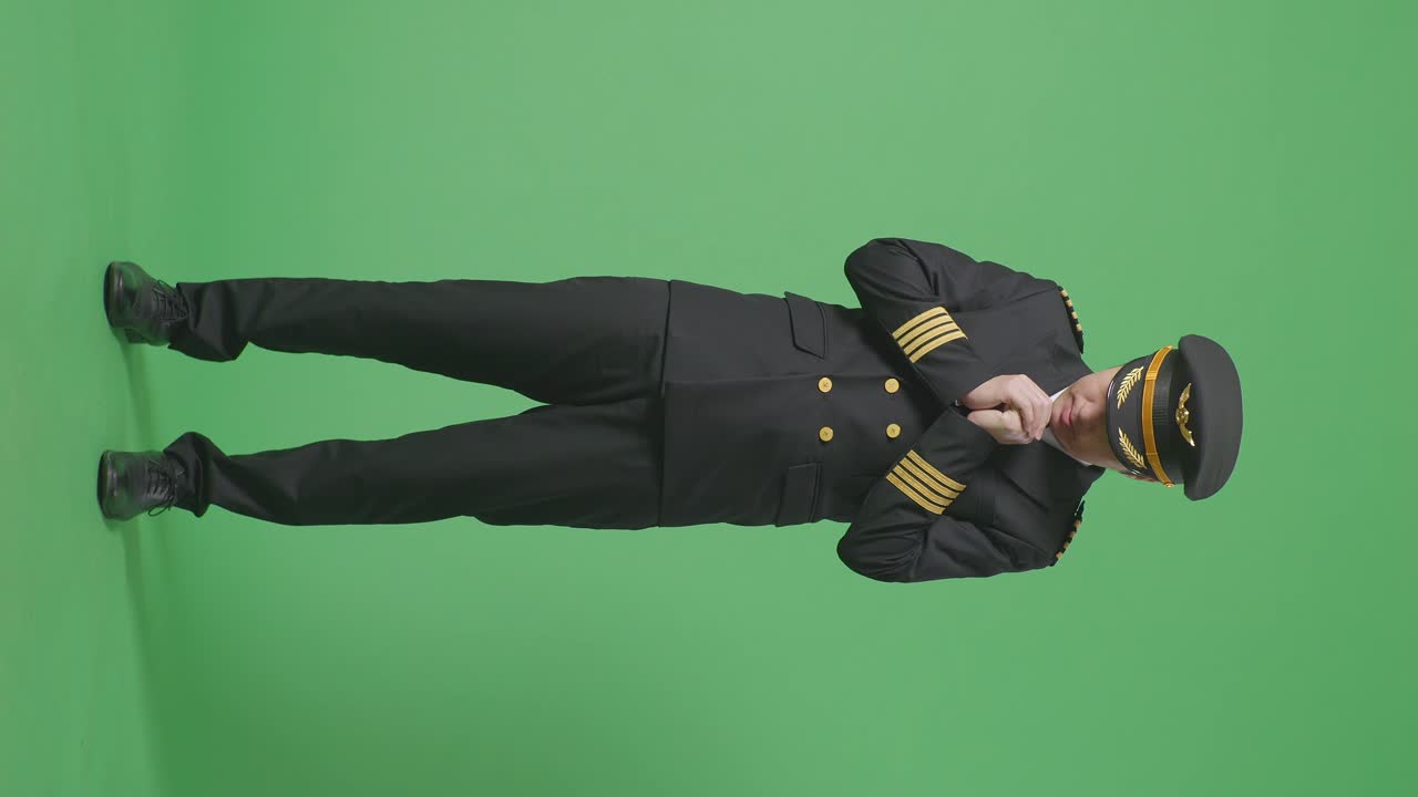 пилот в формальной форме на зеленом экране