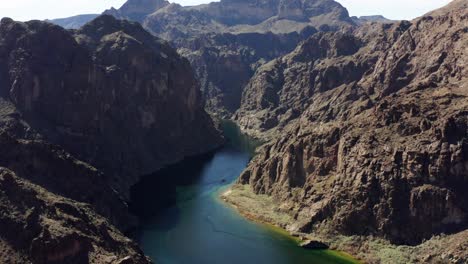 vista aérea con vistas a un río, en medio de acantilados escarpados, en kingman, ee.uu. - inclinación, disparo de drones