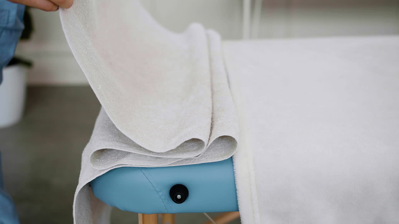 마사지 침대를 준비하는 물리치료사