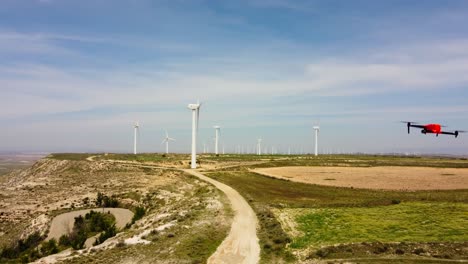 Luftaufnahme-Einer-Drohne,-Die-Sich-Auf-Die-Inspektion-Von-Windmühlen-Vorbereitet