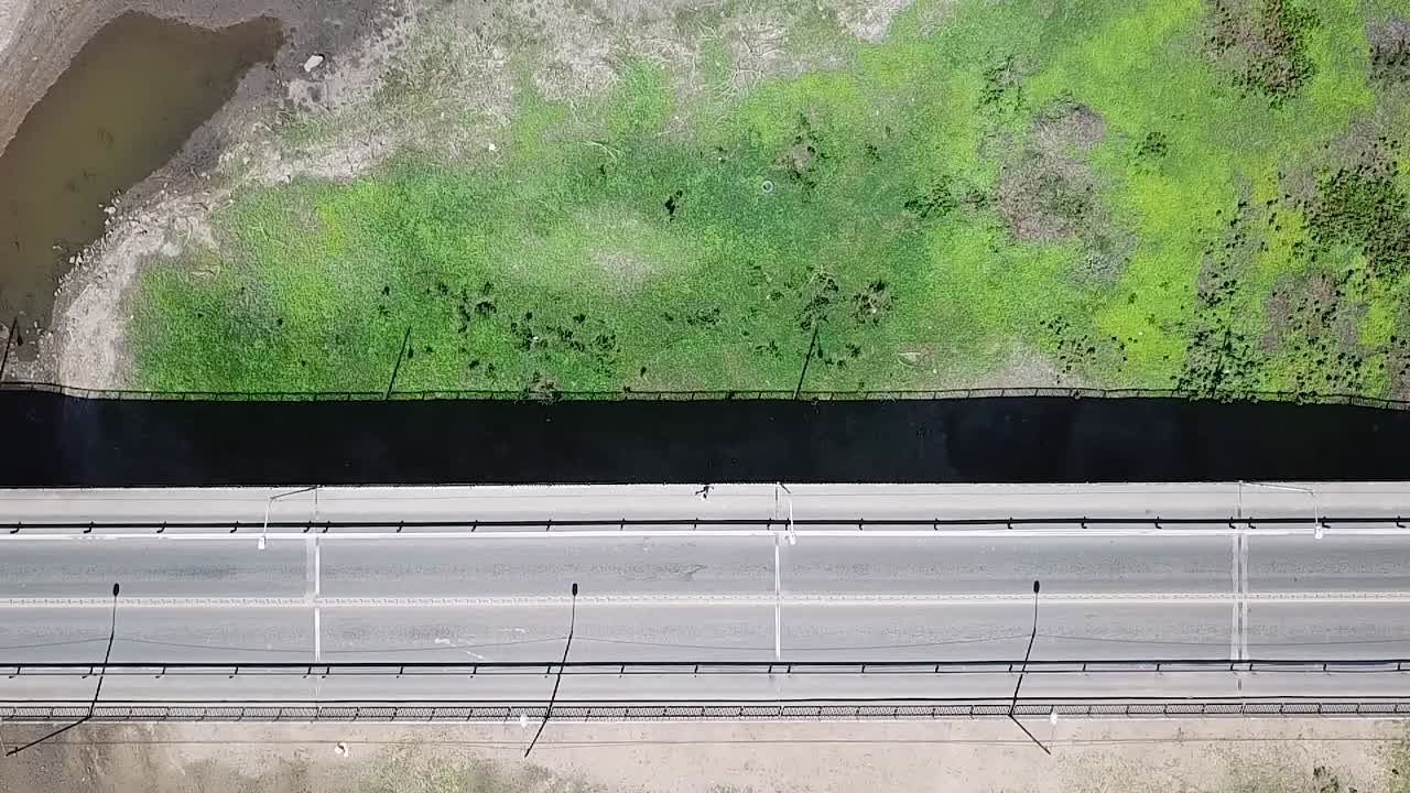 기후 위기로 인해 마른 강을 건넌다