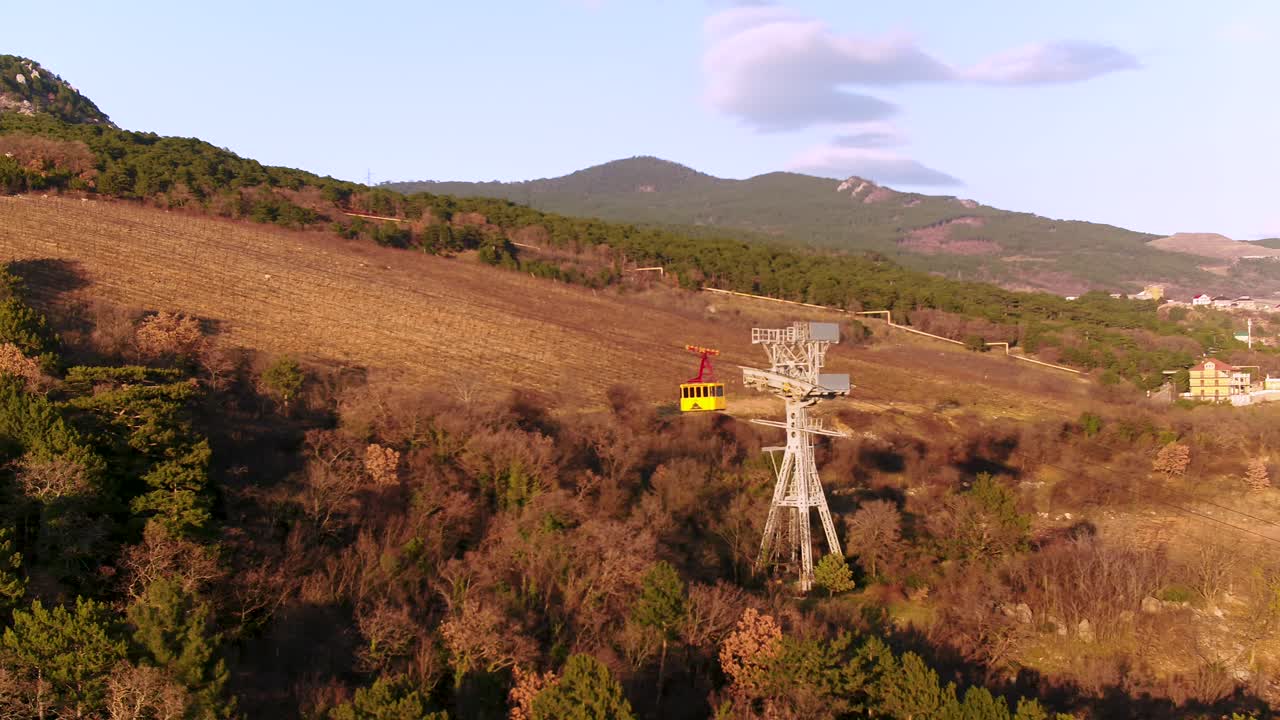 경치 좋은 풍경 에 있는 산악 케이블카