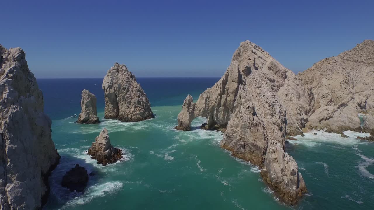 toma aerea de la panoramica de las formaciones rocosas en el arco de los cabos con lanchas y yates, baja california sur