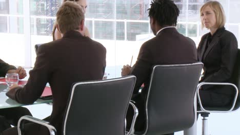 business-team mit einer weiblichen führungskraft