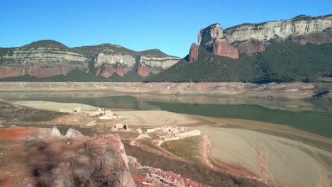 Vuelo-De-Drones-Sobre-Tierras-Desérticas,-Lago-Seco-En-España-Dique-De-Pantano-Sau-En-Cataluña,-España,-Intensa-Sequía-En-2024