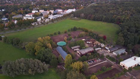 Abendszene-Auf-Der-Pferdefarm