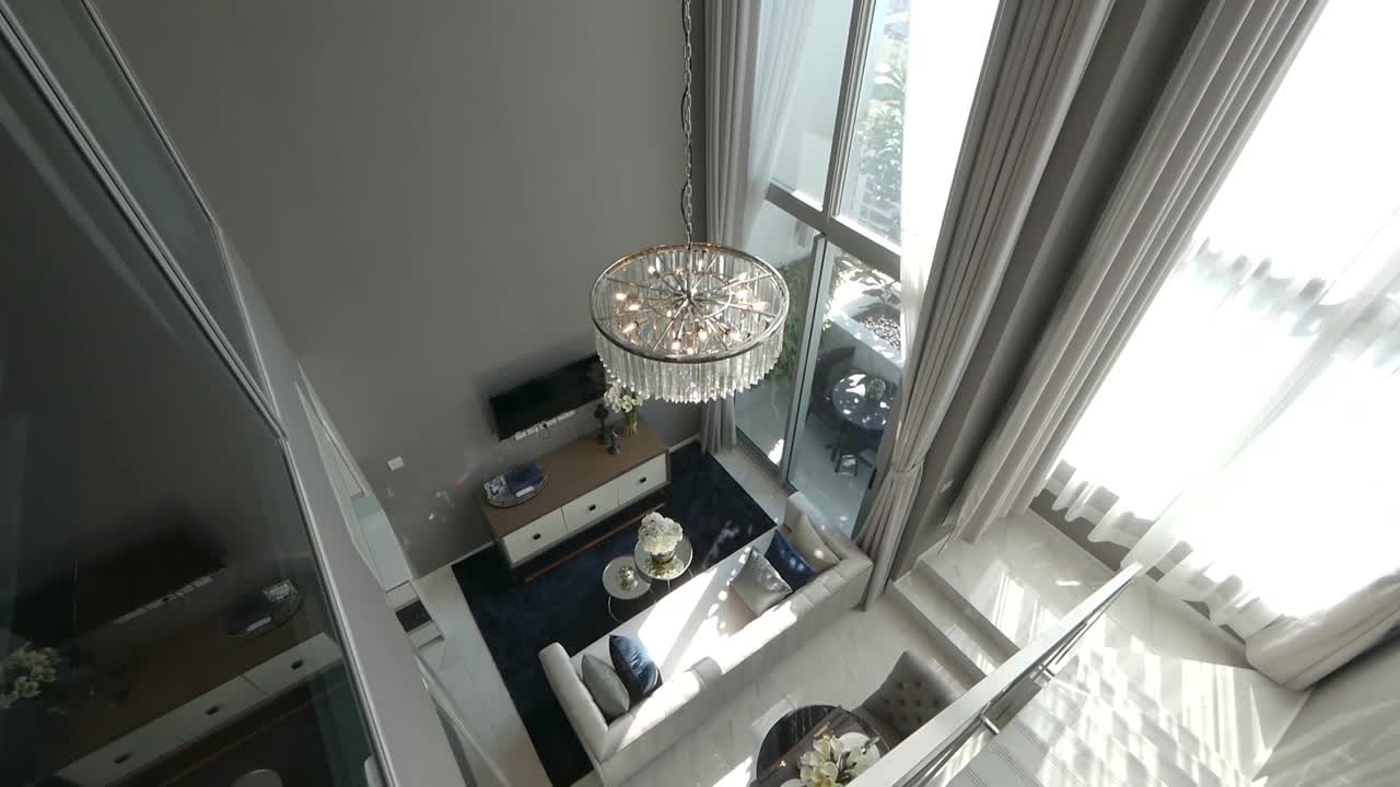 decoración de apartamento dúplex de techo alto desde la vista superior que muestra la sala de estar