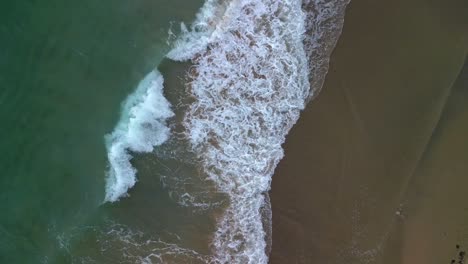 Hermosa-Playa-Con-Olas-Del-Océano-Desde-Un-Dron-Aéreo-Ascendiendo-Con-Vista-De-Arriba-Hacia-Abajo