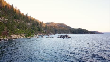 toma aérea de drones volando en el hermoso lago tahoe durante la puesta de sol