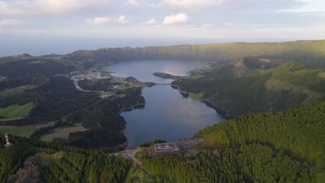 Panoramablick-Auf-Die-Zwillingsseen-Des-Kraters-Sete-Cidades