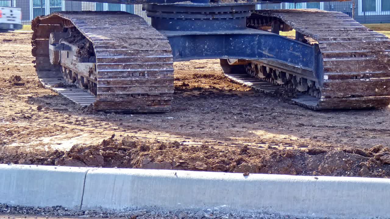 트랙 을 돌고 있는 큰 발굴기 의 근접적 인 모습