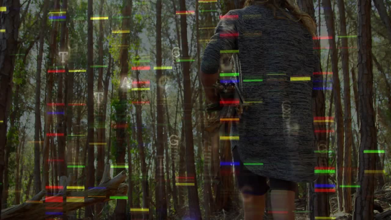 Uomo che avanza in un bosco di pini esplorando con barre di glitch tecnologico che richiamano frammenti digitali