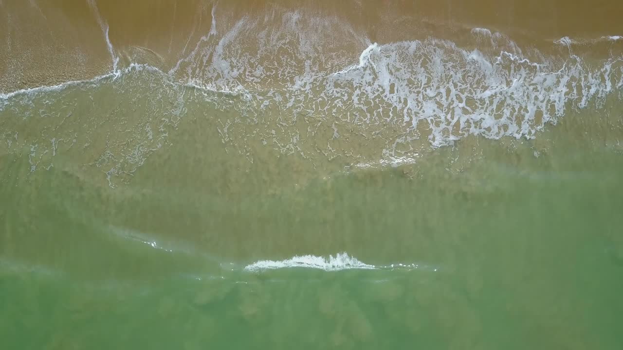 vista aérea de la ola turquesa del océano que llega a la costa. hermosa playa tropical desde la vista superior. concepto de vacaciones de verano.