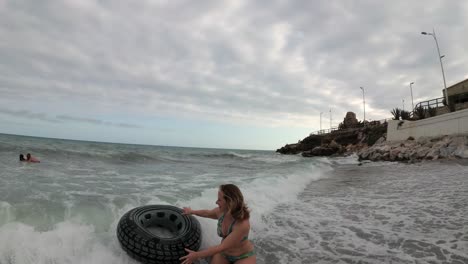 Playa-De-España-Malaga-Nerja-En-Un-Día-Nublado-De-Verano-Usando-Un-Dron-Y-Una-Cámara-De-Acción-Estabilizada