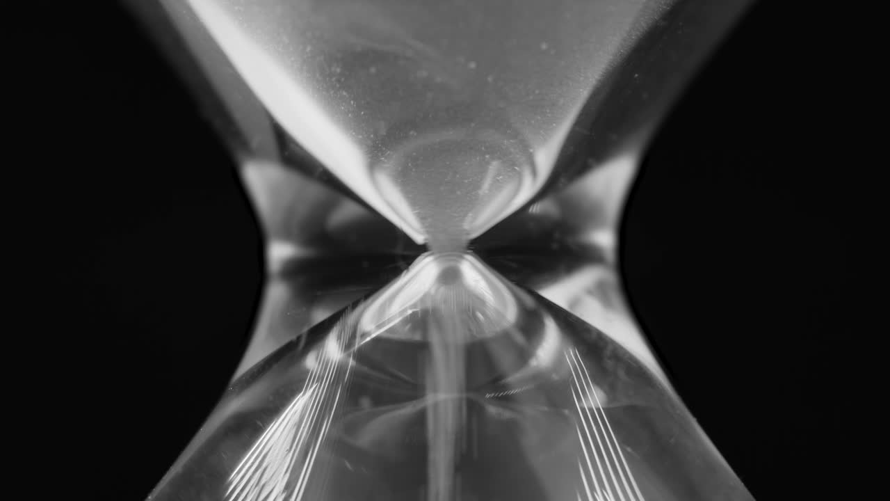 particelle di sabbia di clessidra cadono attraverso il collo di bottiglia, concetto di pressione