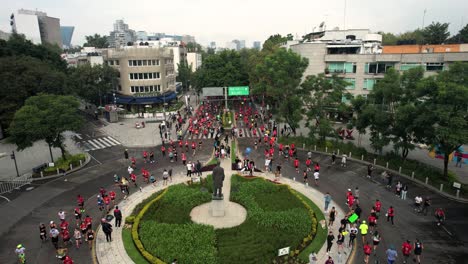 Toma-Frontal-De-Drones-De-Los-Corredores-De-La-Maratón-De-La-Ciudad-De-México-En-Polanco-Rumbo-A-La-Línea-De-Meta