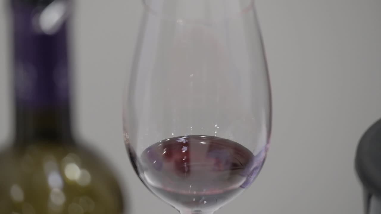慢动作葡萄酒杯。
