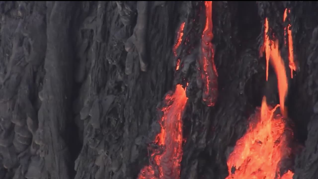 Lava fusa che scorre da un vulcano