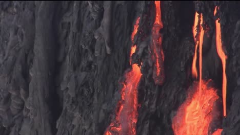 La-Lava-Fundida-Fluye-De-Un-Volcán.