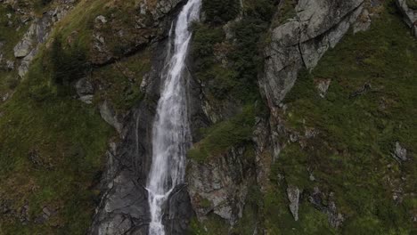 A-Vista-De-Pájaro,-Un-Dron-Captura-El-Impresionante-Descenso-De-Una-Cascada,-Revelando-Su-Majestuoso-Flujo-En-Medio-De-Un-Impresionante-Entorno-Natural.