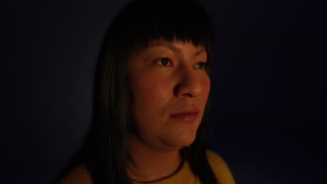 adult-Mexican-lady-portrait-in-the-dark