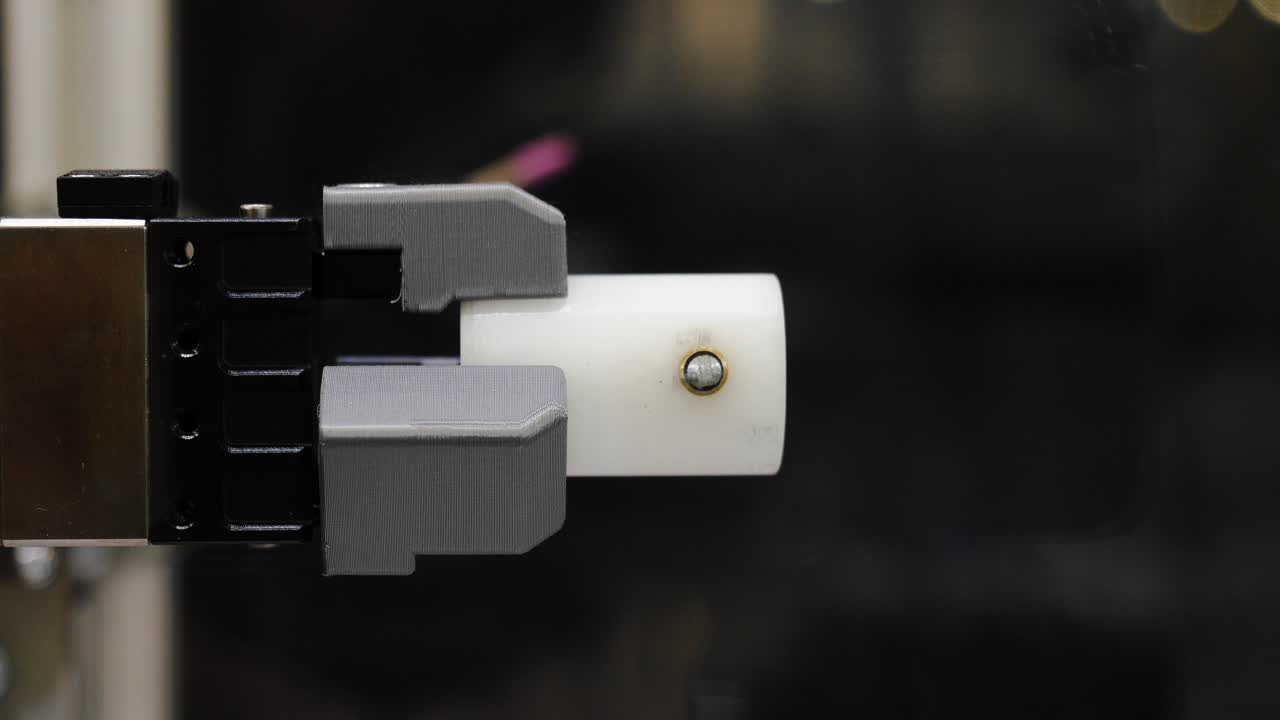 el brazo del robot manipulando una parte blanca