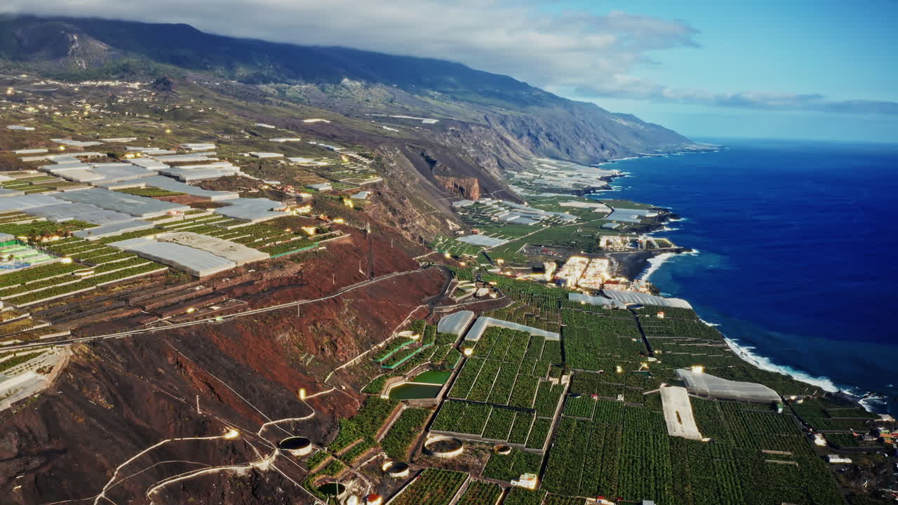 스페인 카나리아 제도 라팔마의 해안선 위에서 드론으로 찍은 그림 같은 풍경과 깊은 파란 바다의 높은 풍경