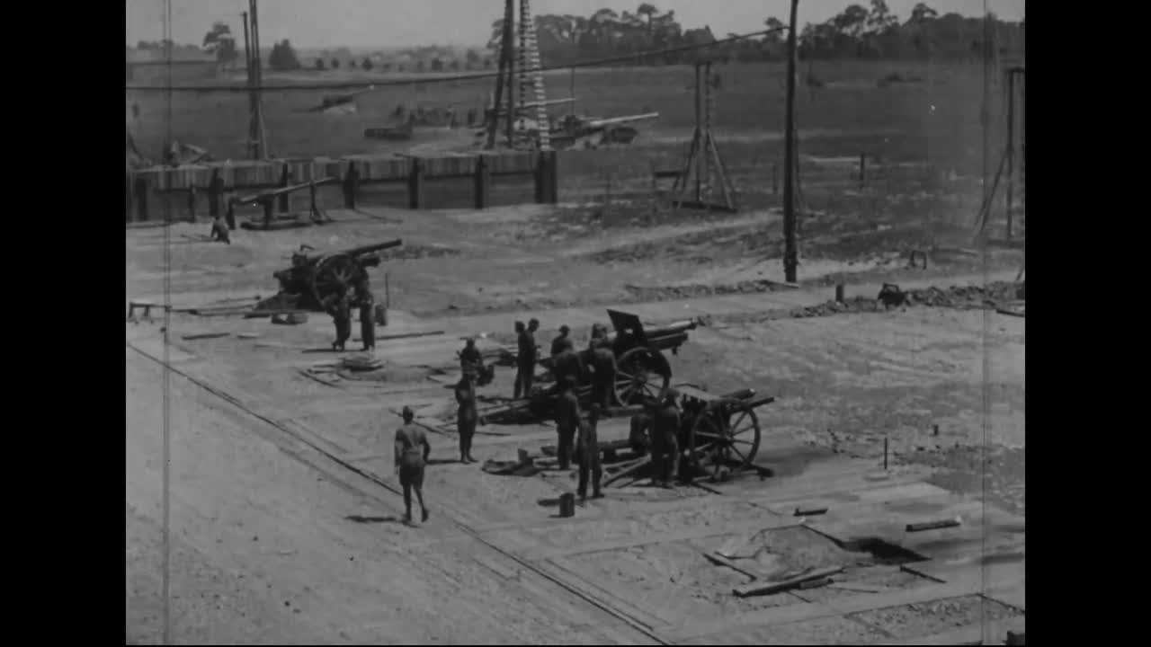 los cañones y la artillería se prueban y se preparan para la batalla en la primera guerra mundial