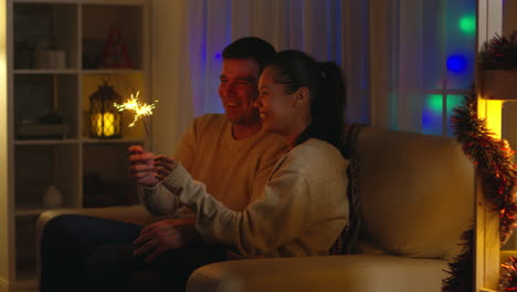 una pareja romántica con fuegos artificiales.