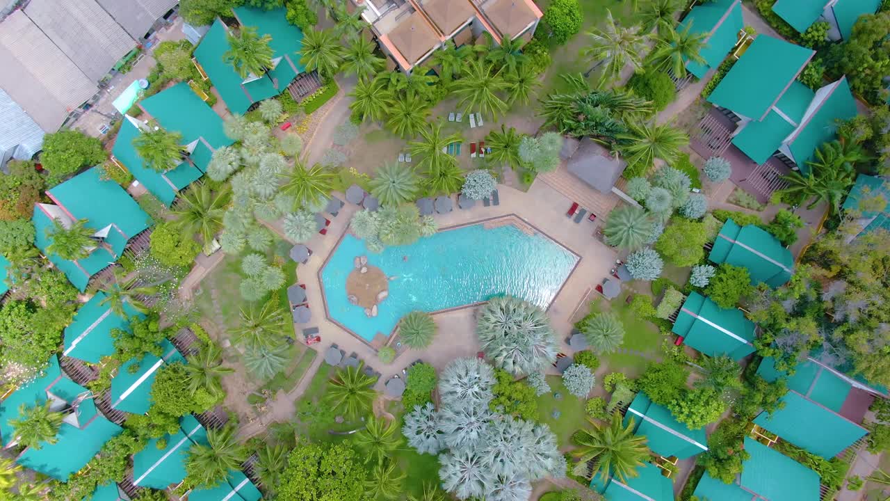 수영장 이 있는 열대 휴양지 의 공중 사진