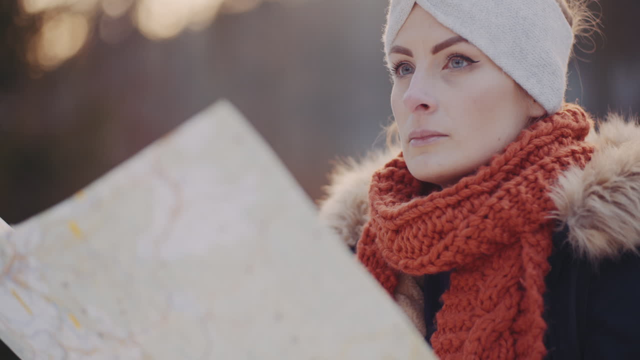 mujer turista leyendo un mapa en el bosque en invierno 3
