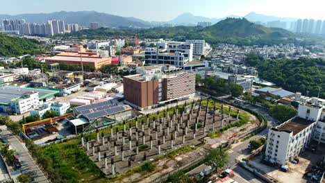 abandonar el sitio de construcción con el poste de hormigón armado en el polígono industrial yuen long en hong kong