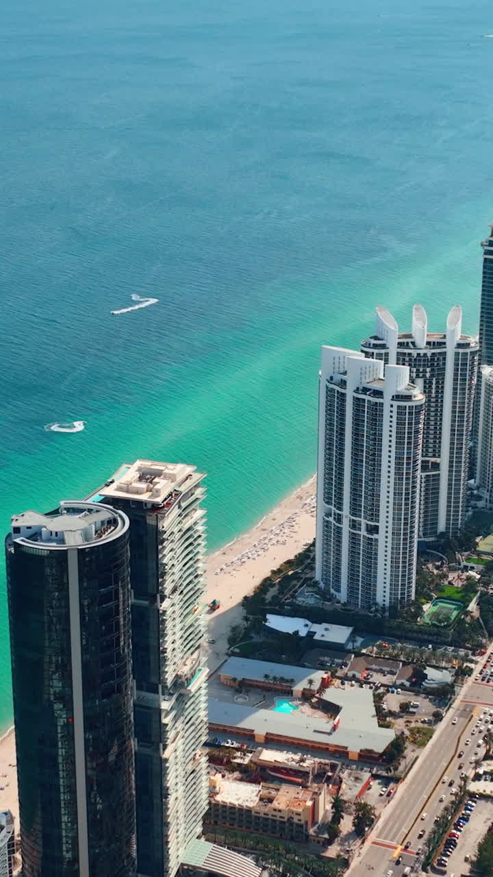 Sunny Isles Beach Florida. Pláž u Atlantického oceánu. Krásná přímořská scenérie. Tyrkysová barva mořské vody. Letecký pohled na hotely a resorty na ostrově. Vertikální