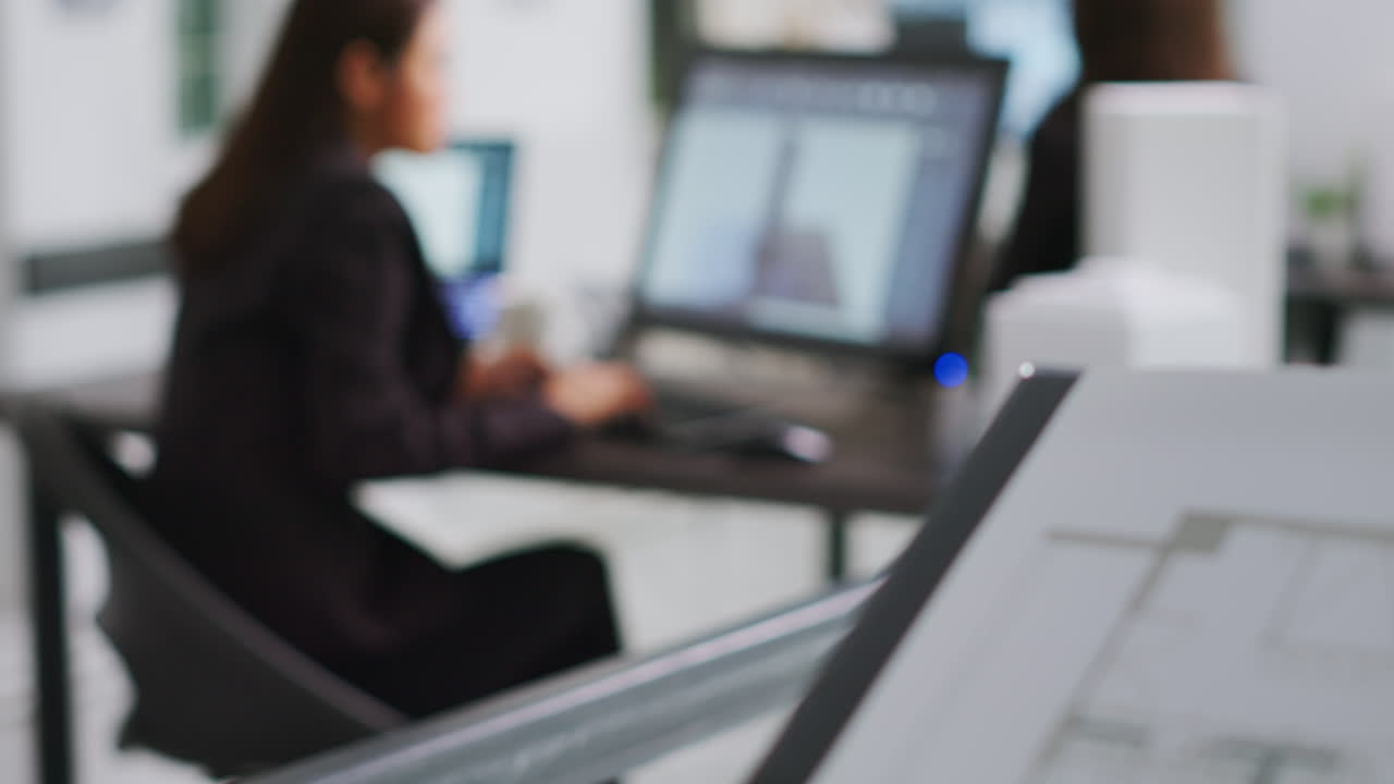 arquitecto que trabaja en el diseño de edificios con software gráfico