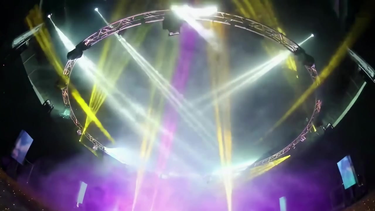 Dynamiske scenelys som skaper fargerike mønstre i en konsertarena